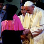 El Papa Francisco saluda a un grupo de rohinyás