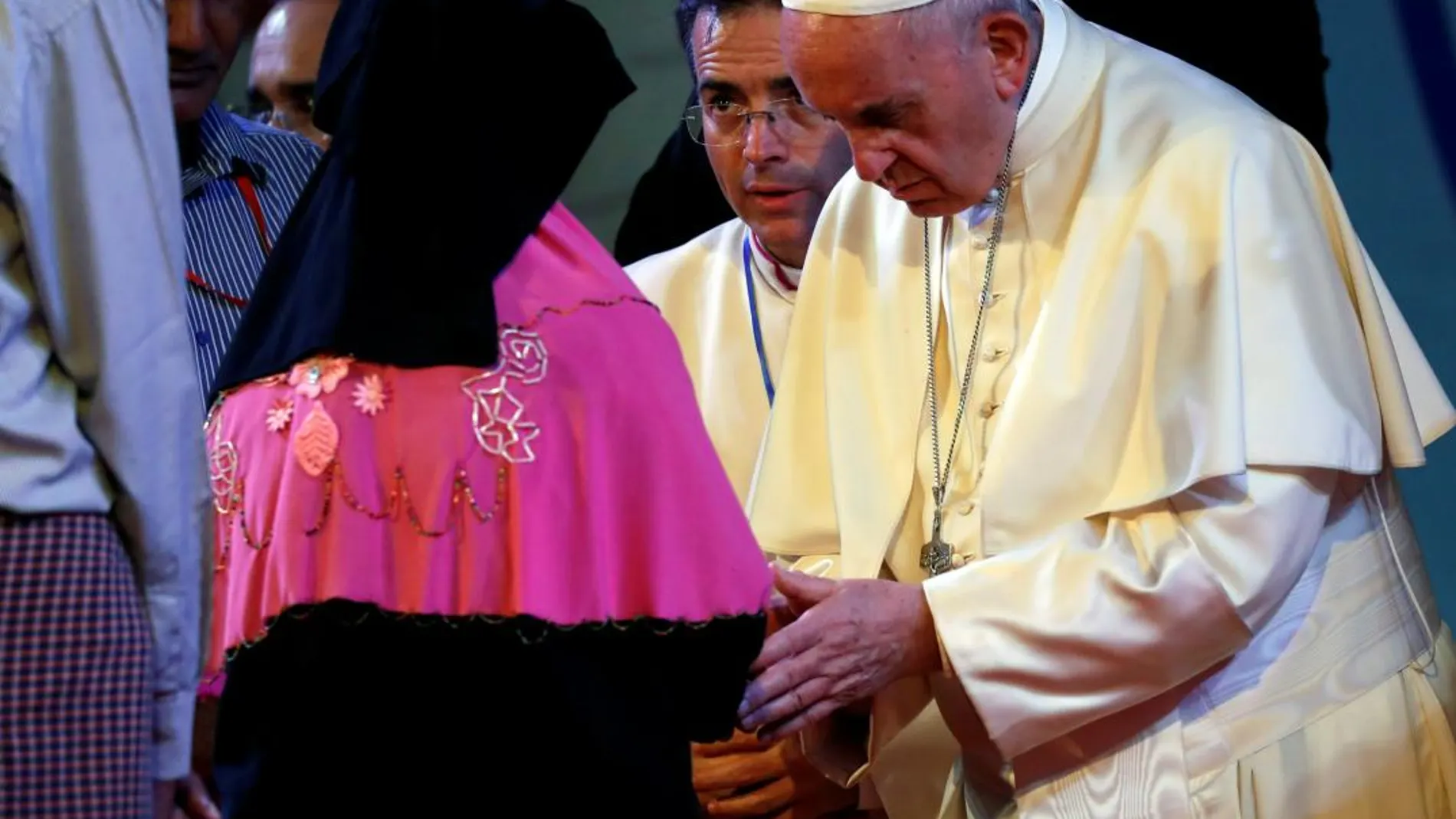 El Papa Francisco saluda a un grupo de rohinyás