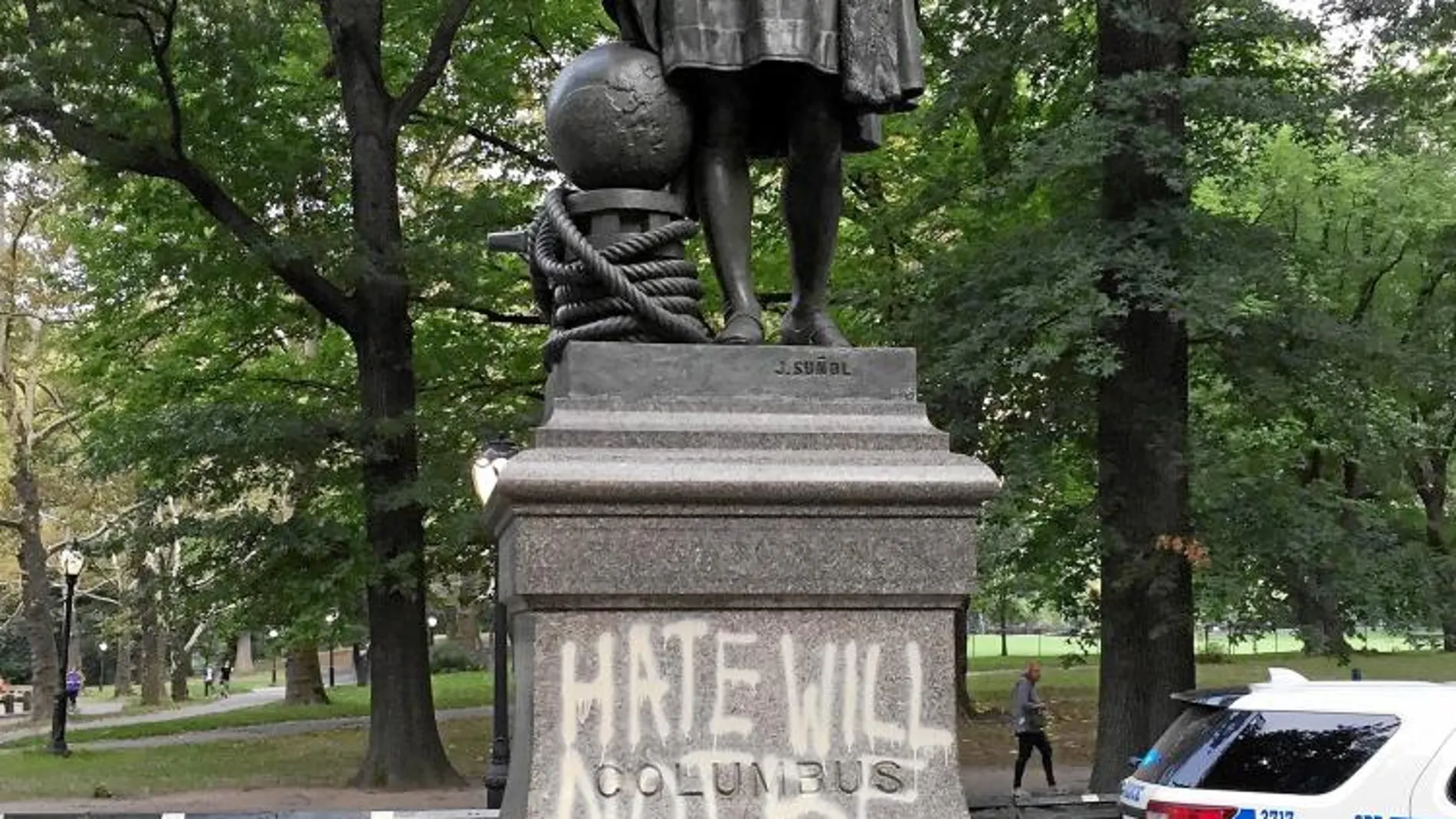 Equiparando a Colón con un genocida, la estatua que se levanta en el neoyorquino Central Park apareció esta semana llena de pintadas y con las manos manchadas de pintura roja