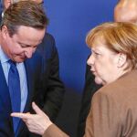 Cameron, Merkel y el presidente de la Comisión Europea, Jean Claude Juncker, ayer antes de la foto oficial.