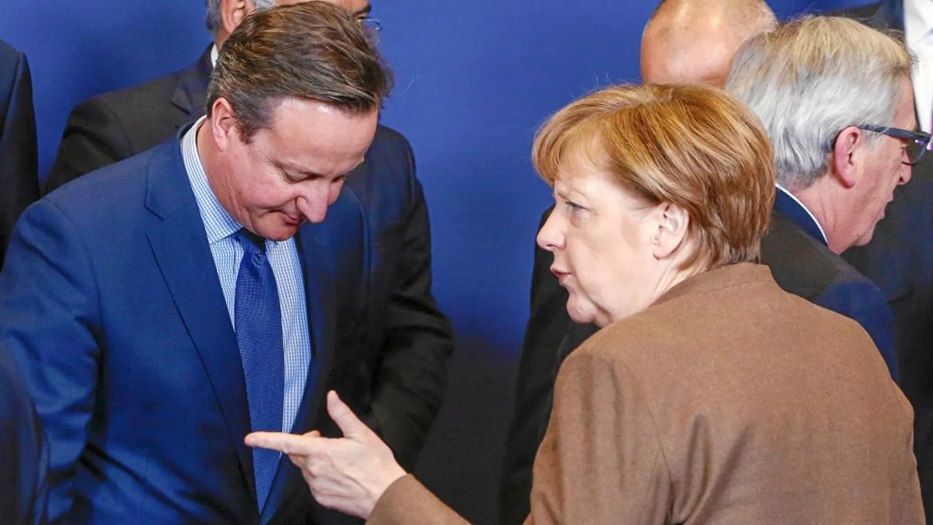 Cameron, Merkel y el presidente de la Comisión Europea, Jean Claude Juncker, ayer antes de la foto oficial.
