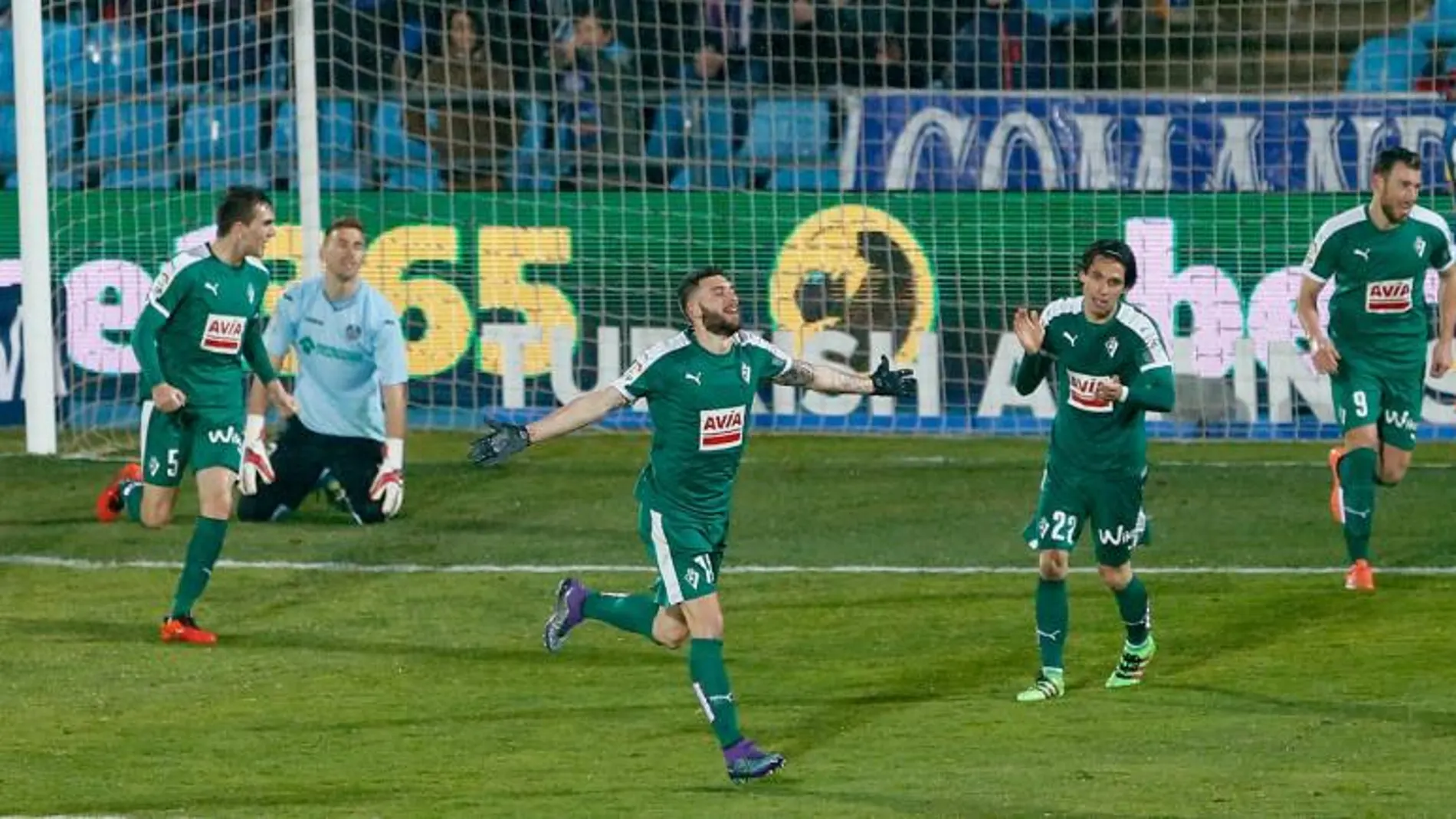 El delantero del Eibar Borja Bastón (c) celebra tras marcar ante el Getafe, durante el partido