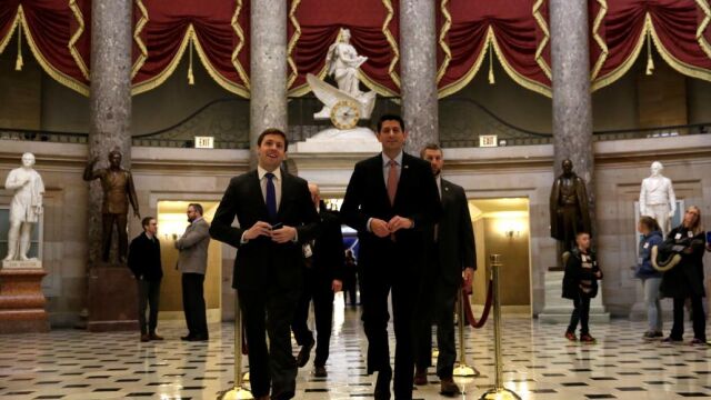 El portavoz en la cámara, Paul Ryan, camino de la votación