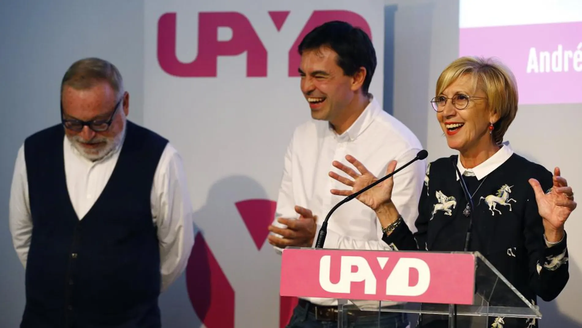 La diputada y exdirigente de UPyD Rosa Díez interviene en el mitin de cierre de campaña en Madrid junto al candidato a la Presidencia del Gobierno, Andrés Herzog, y Fernando Savater