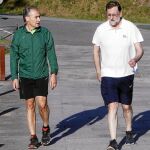 Rajoy, acompañado por el máximo responsable de la Autoridad Portuaria de Marín, José Benito Suárez