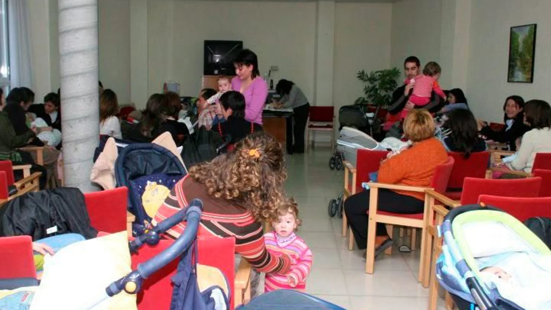 Un grupo de padres asiste a una de las charlas que imparten desde esta asociación zamorana