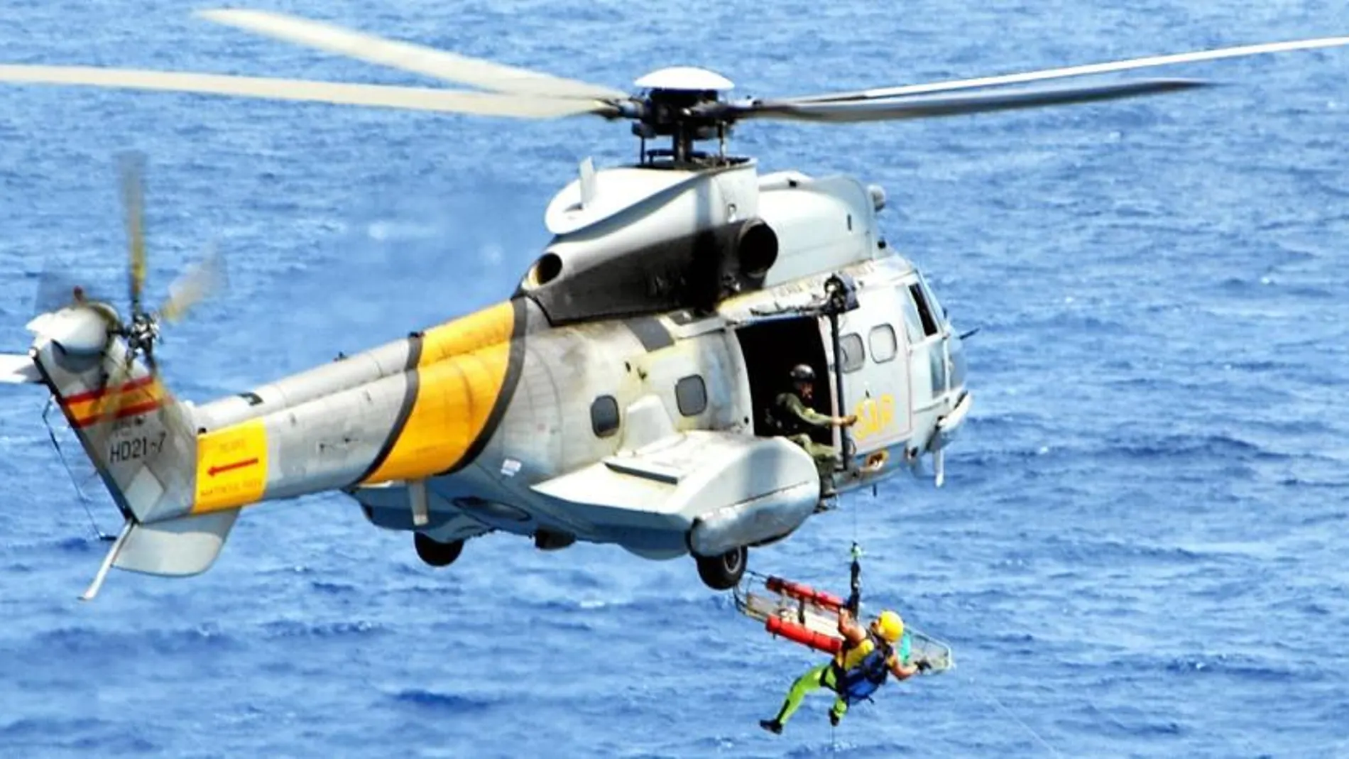 Un helicóptero Super Puma, como el siniestrado, en un ejercicio de salvamento marítimo