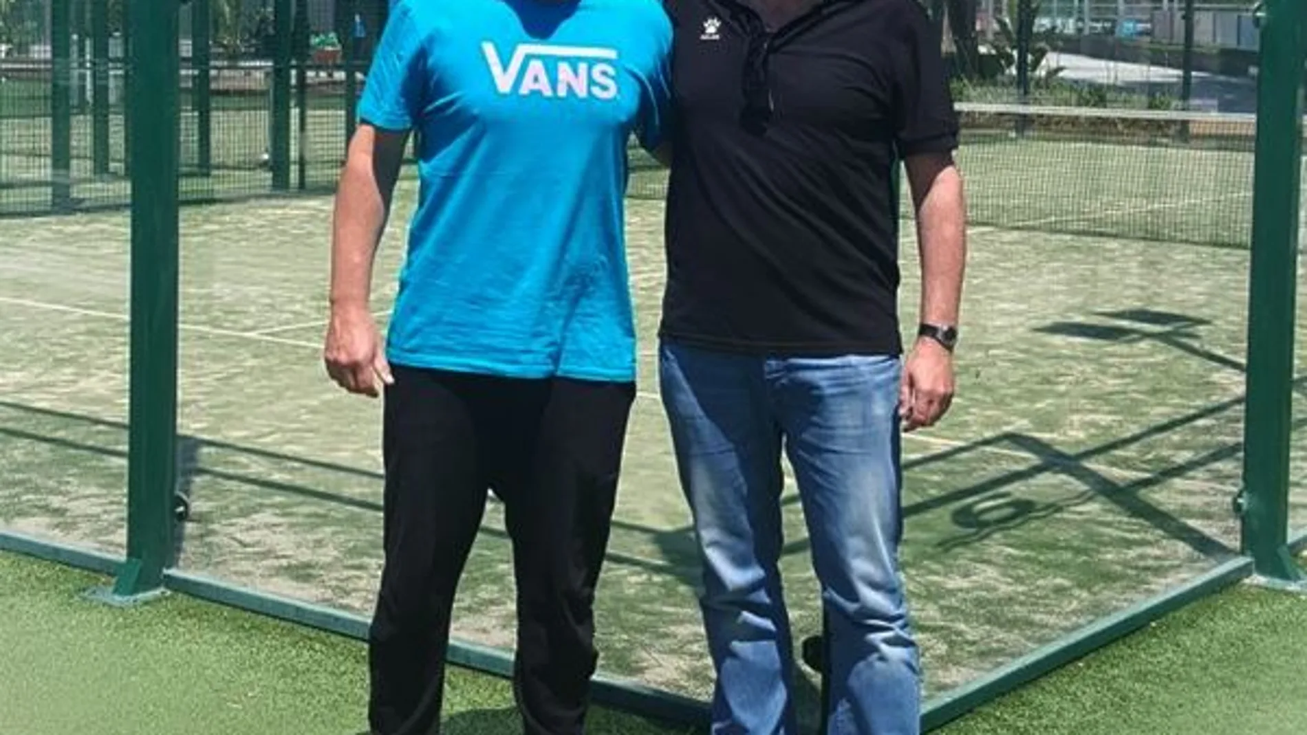 Jordi Muñoz, con el responsable de Kelme Pádel