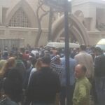 Los feligreses, a las puertas de la iglesia tras el ataque