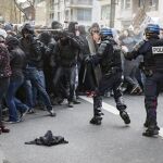 Manifestantes se enfrentan a la policía durante una protesta contra la reforma laboral del presidente, François Hollande, en París, Francia