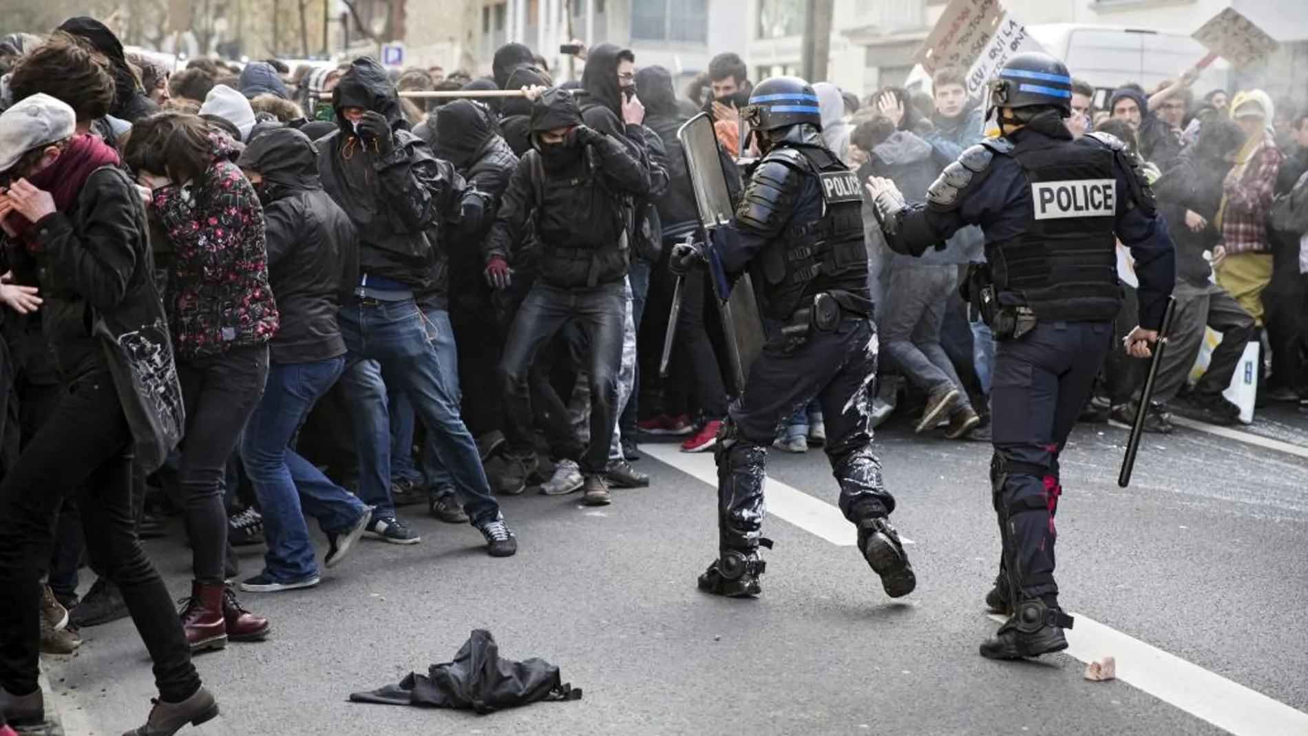 Manifestantes se enfrentan a la policía durante una protesta contra la reforma laboral del presidente, François Hollande, en París, Francia