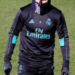 Sergio Ramos, con la cara tapada con la máscara, en el entrenamiento de ayer