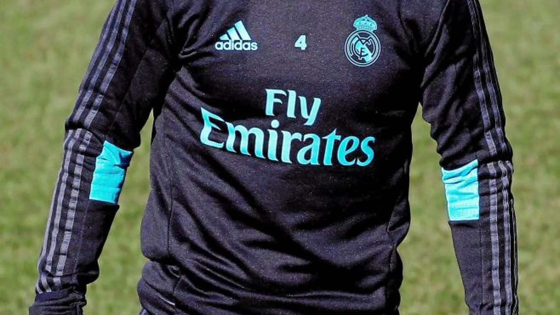 Sergio Ramos, con la cara tapada con la máscara, en el entrenamiento de ayer