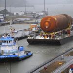 Un tanque externo de combustible de la NASA atraviesa el Canal de Panamá