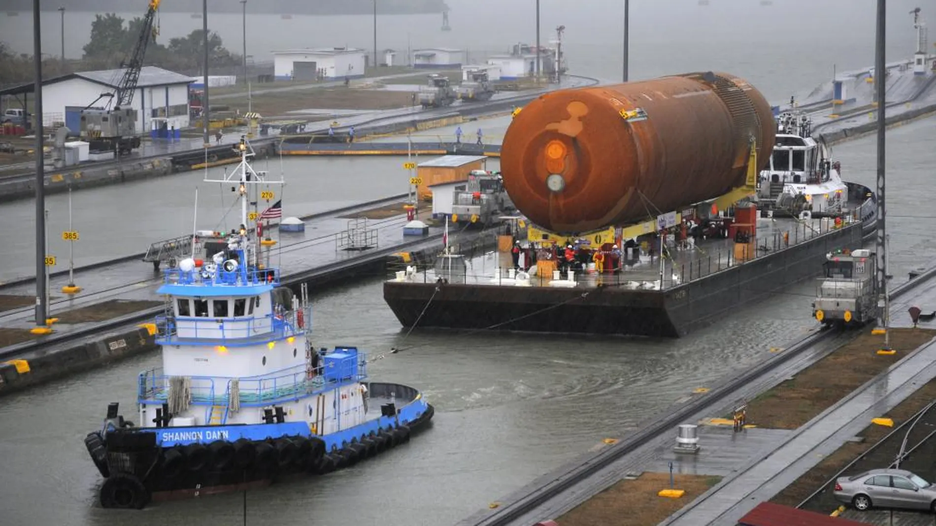 Un tanque externo de combustible de la NASA atraviesa el Canal de Panamá