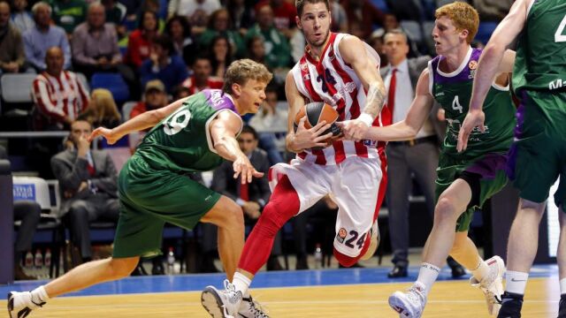 El jugador del Estrella Roja, Stefan Jovic (c) en una acción del partido entre los jugadores del Unicaja, Alberto Diaz (d) y Mindaugas Kuzminskas (i)