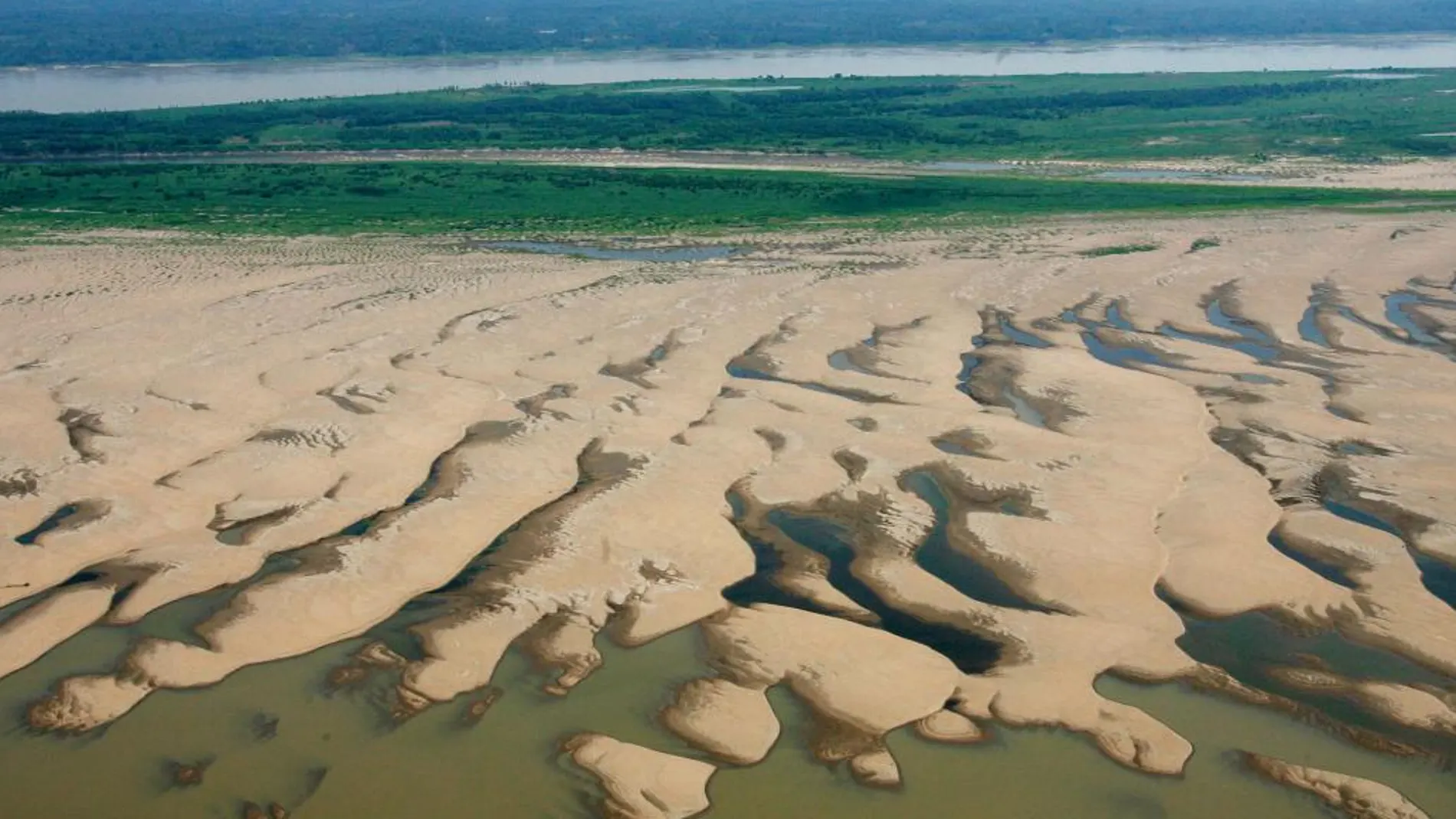 Imagen de un terreno cada vez más desierto con el Amazonas al fondo