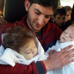 Las imágenes de un padre sosteniendo en brazos a sus hijos gemelos muertos en Siria conmocionan a las redes