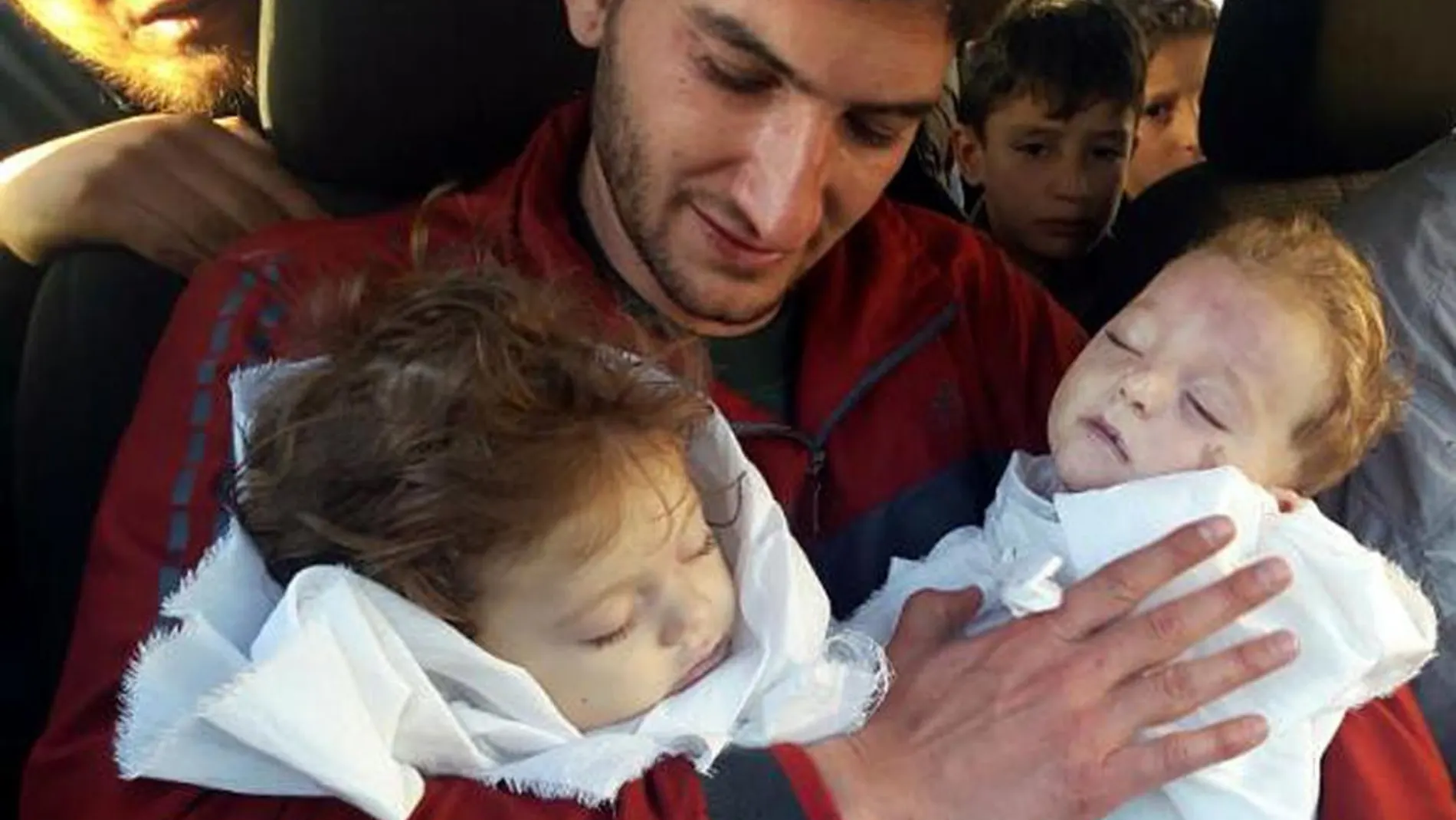 Las imágenes de un padre sosteniendo en brazos a sus hijos gemelos muertos en Siria conmocionan a las redes