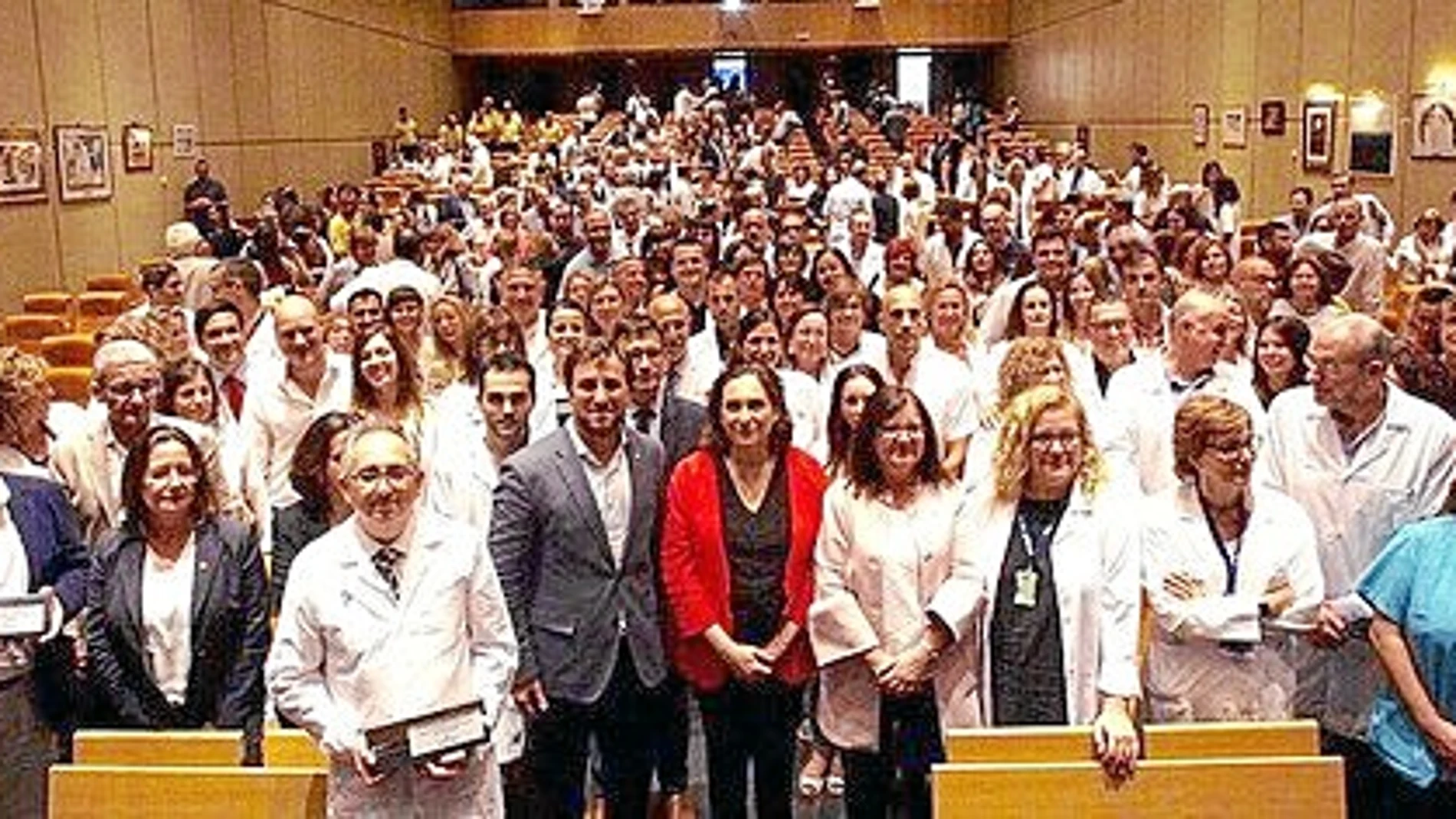 Foto de familia con la alcaldesa, el conseller y los sanitarios homenajeados