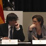 El presidente de la Generalitat, Carles Puigdemont, acompañado de la alcaldesa de Barcelona, Ada Colau