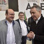 El lehendakari vasco, Iñigo Urkullu (dcha), conversa con el presidente del Partido Nacionalista Vasco, Andoni Ortuzar (izq.), durante la celebración del Aberri Eguna (Día de la patria vasca)