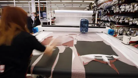Una trabajadora en una fábrica de una conocida marca de ropa española
