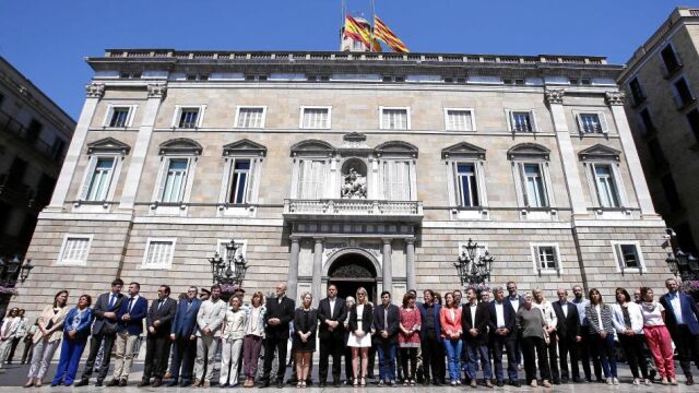 Los miembros del Govern de la Generalitat y de la corporación municipal del Ayuntamiento de Barcelona protagonizaron un minuto de silencio en la plaza de Sant Jaume por las víctimas del atentado de Manchester