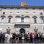 Los miembros del Govern de la Generalitat y de la corporación municipal del Ayuntamiento de Barcelona protagonizaron un minuto de silencio en la plaza de Sant Jaume por las víctimas del atentado de Manchester
