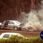 Vehículo averiado en la carretera