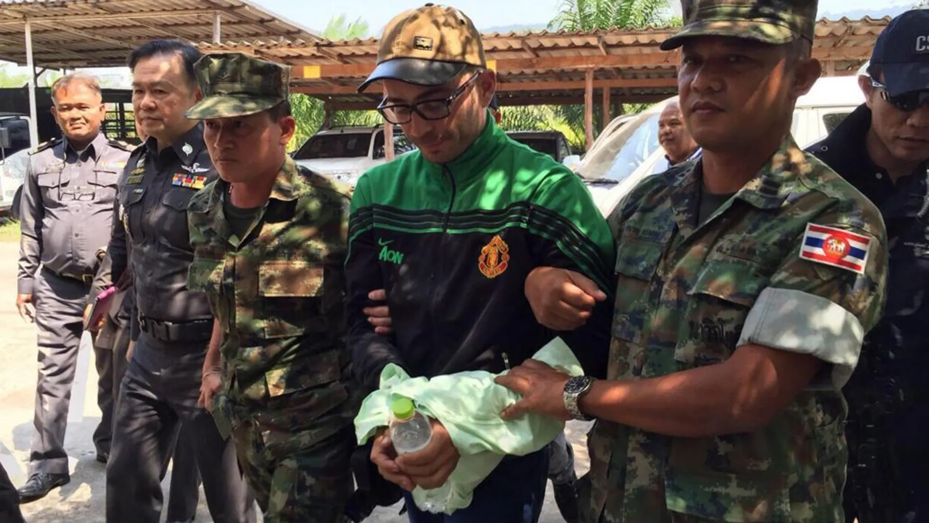 El español Artur Segarra (c), mientras es escoltado por varios soldados tailandeses en la provincia de Sa Kaew (Tailandia)