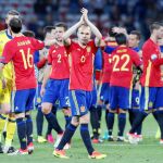 Andrés Iniesta saluda a la afición tras la segunda victoria de la Selección en la Eurocopa