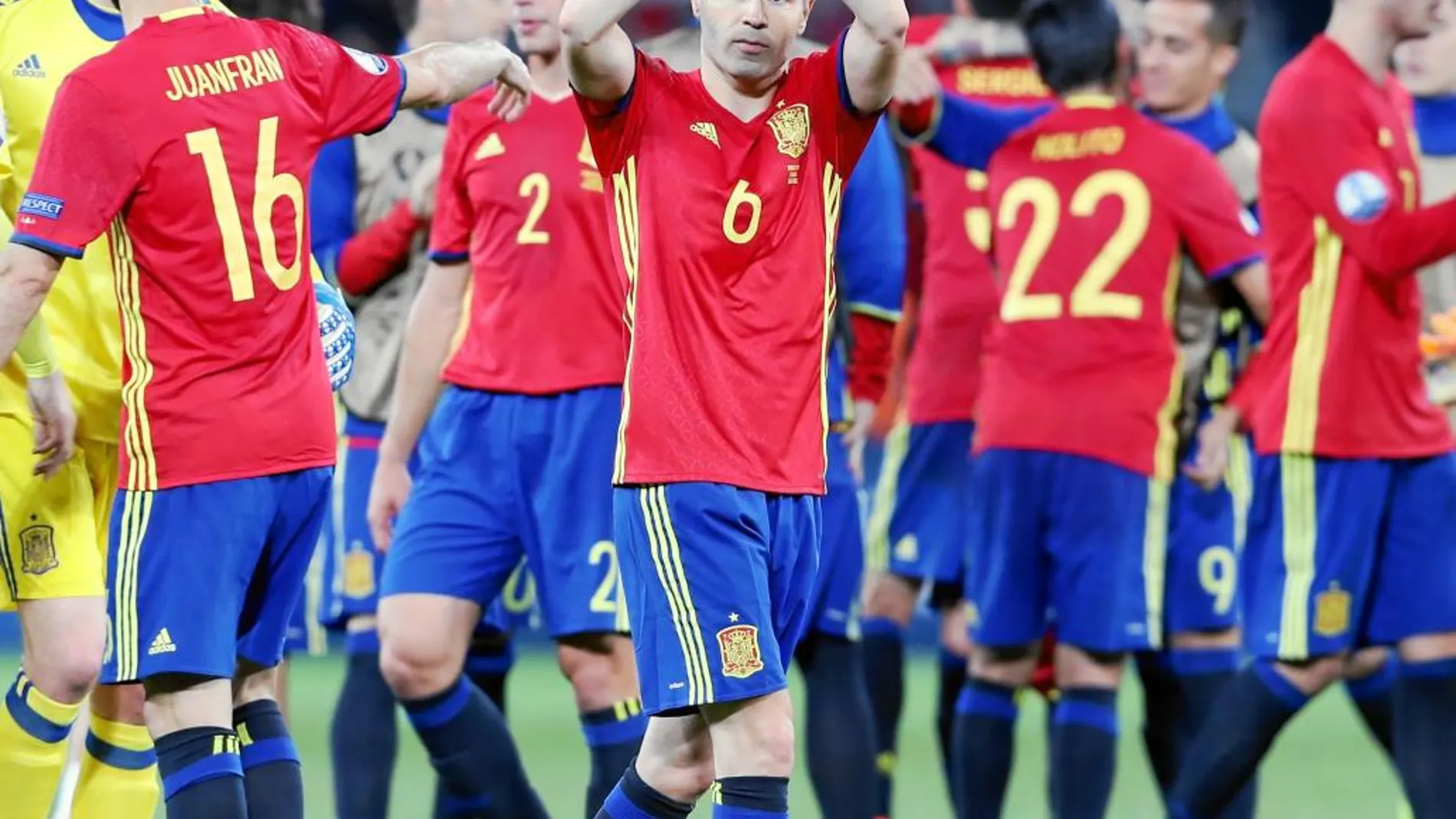 Andrés Iniesta saluda a la afición tras la segunda victoria de la Selección en la Eurocopa