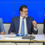 Rajoy, con la secretaria general del PP, María Dolores de Cospedal, y con el coordinador general, Fernando Martínez-Maíllo