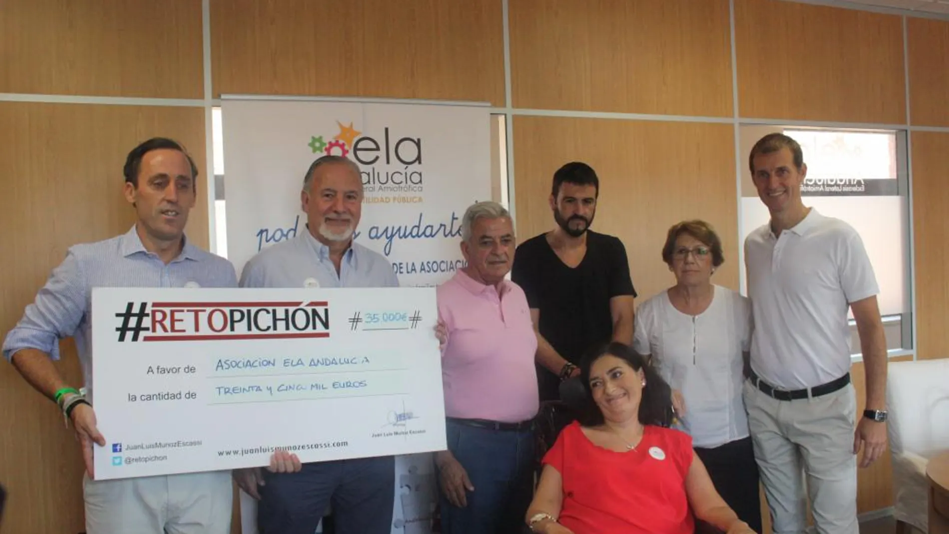 Entrega del cheque a la Asociación ELA Andalucía