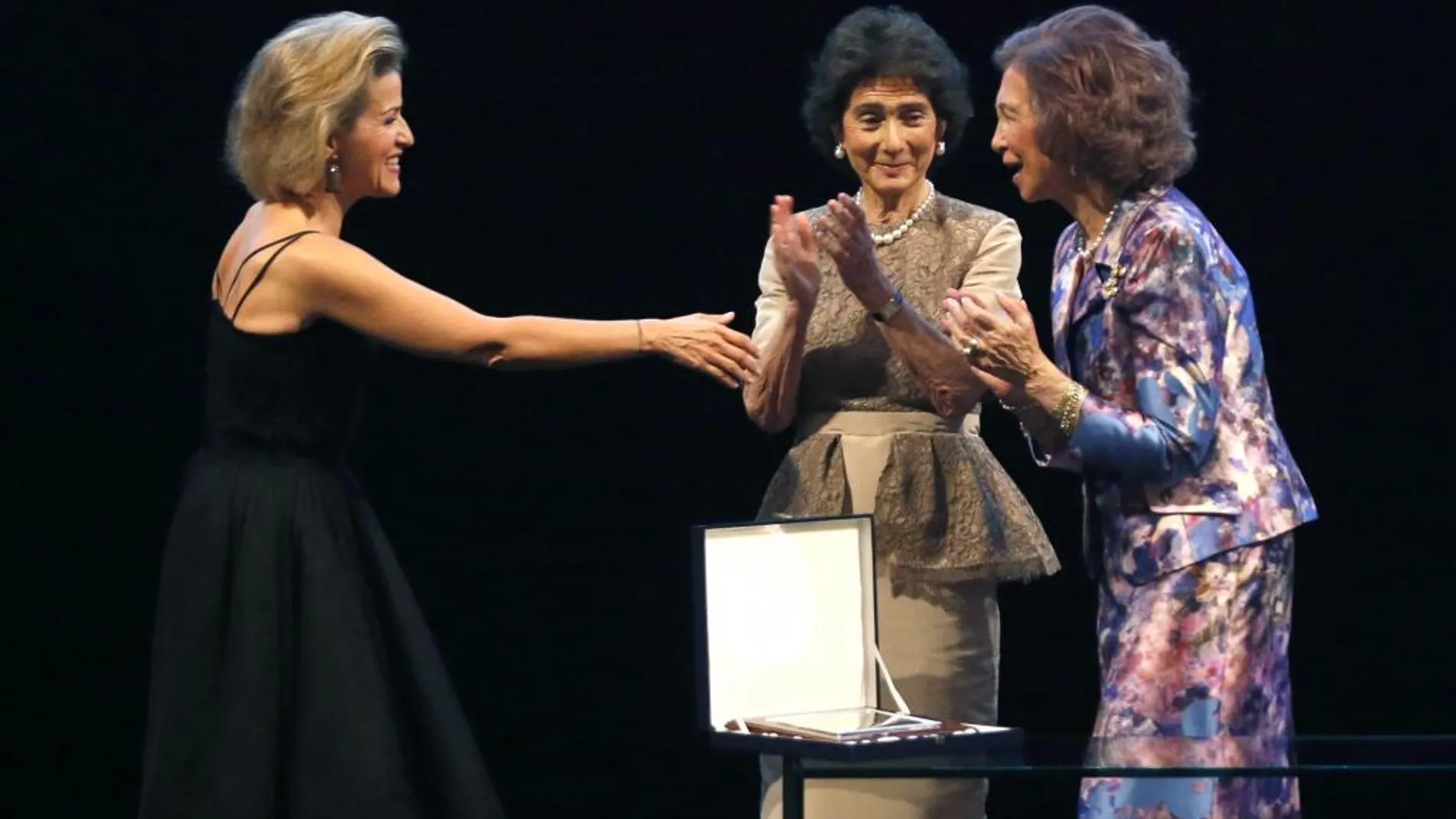 La Reina Sofía, acompañada por la presidenta de la Escuela Superior de Música Reina Sofía, Paloma O´Shea, en la entrega del Premio Yehudi Menuhin a la Integración de las Artes y la Educación de 2016 a la violinista alemana Anne-Sophie Mutter