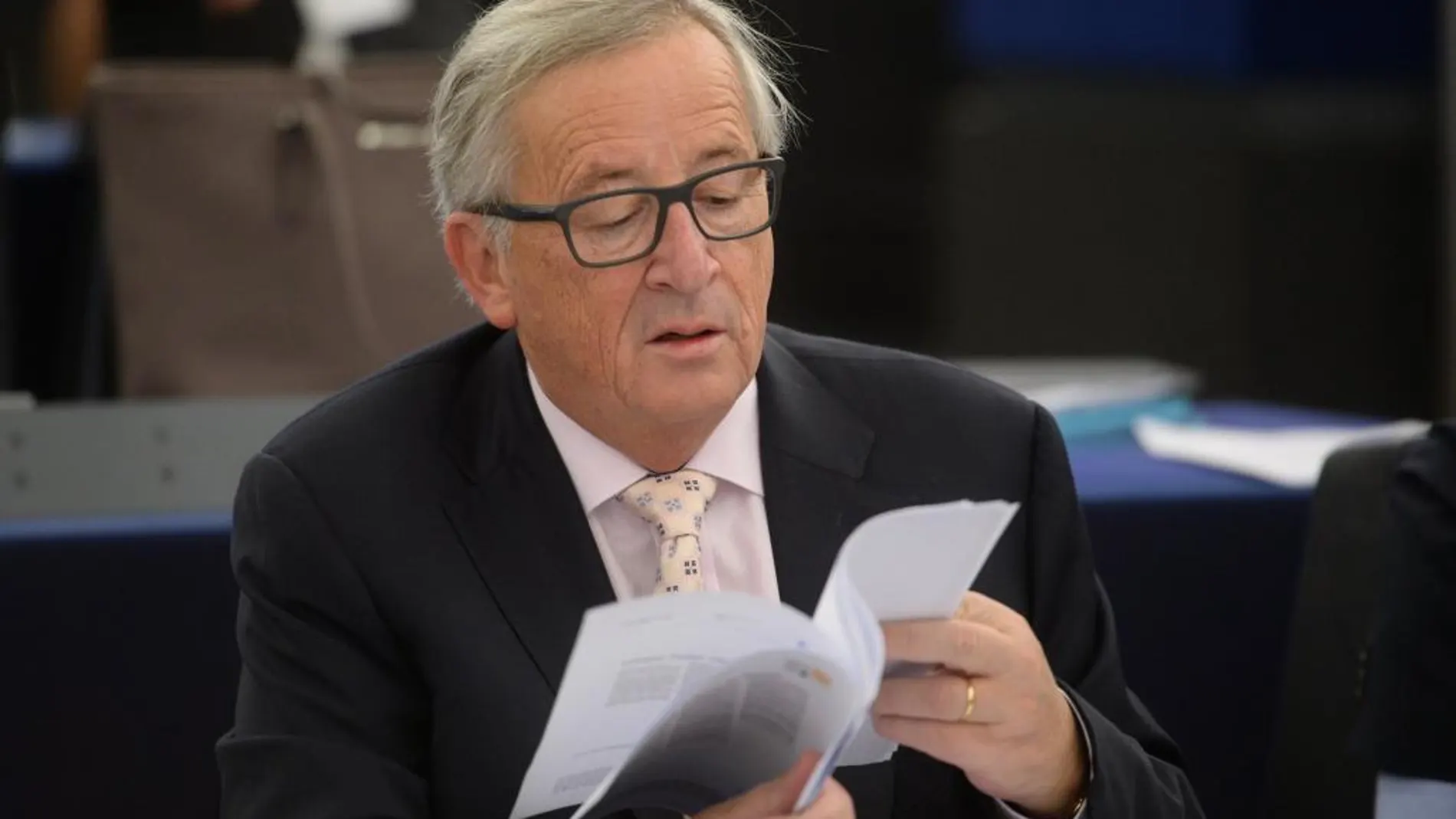 El presidente de la Comisión Europea, Jean-Claude Juncker, asiste a una sesión en el Parlamento Europeo en Estrasburgo /Efe