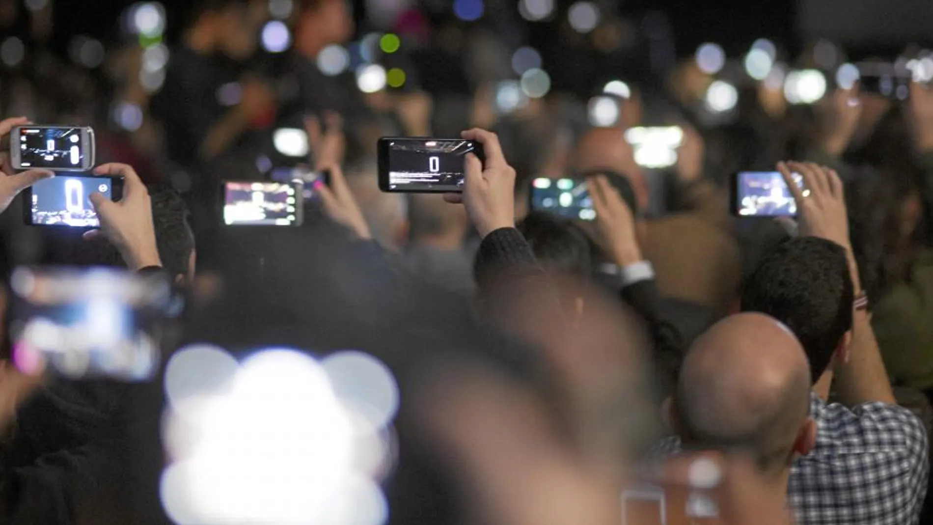 Móviles para fotografiar otro móvil. Los asistentes a la presentación ayer del nuevo G6 de LG no dejaron de tomar instantáneas