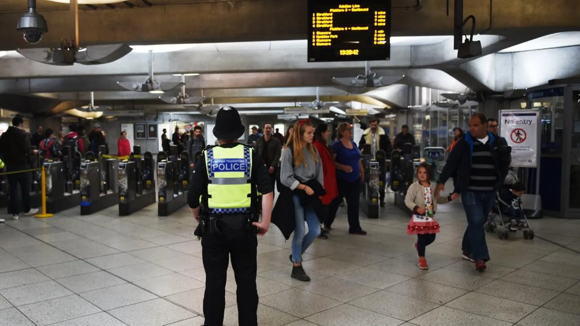 Un agente custodia una estación de metro en Londres