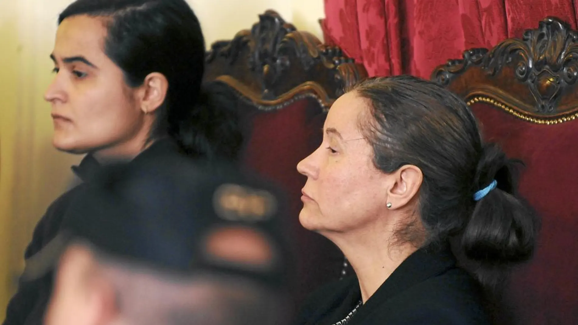 Montserrat González y su hija Triana Martínez, ayer durante el juicio en León por el asesinato de Isabel Carrasco