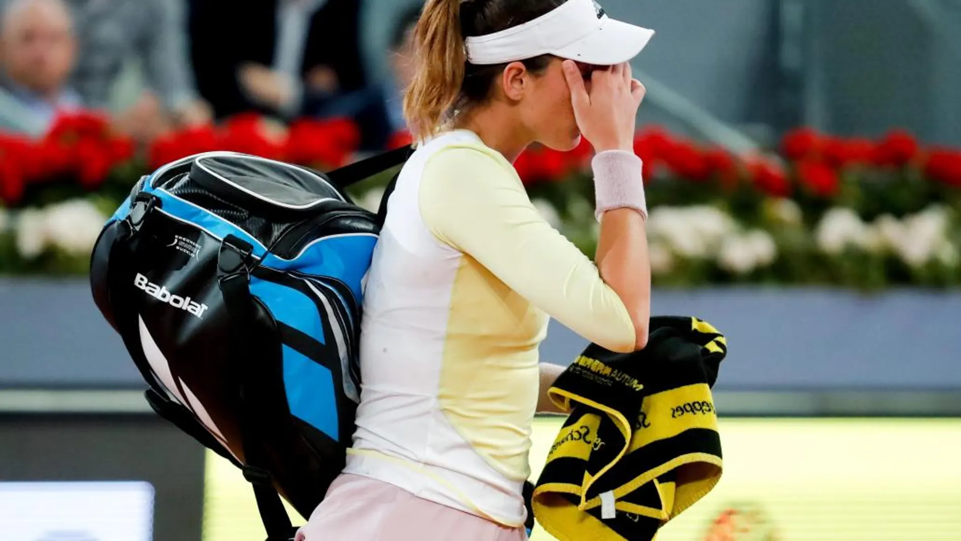 La tenista española Garbiñe Muguruza abandona el terreno de juego tras ser derrotada por la rumana Irina-Camelia Begu