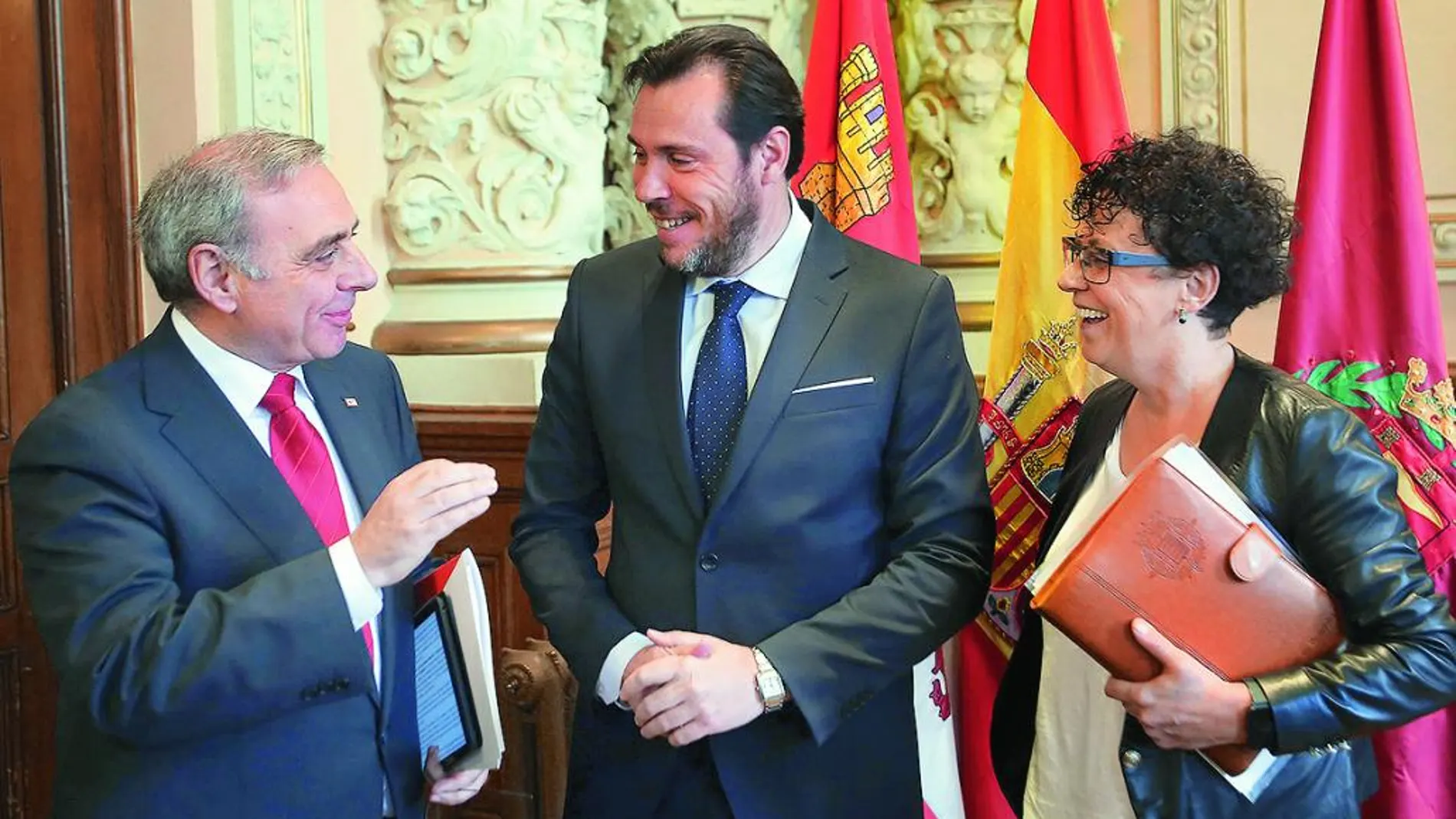 El alcalde Óscar Puente, junto a la concejala Rafaela Romero y el delegado de Cruz Roja José Ignacio de Luis Páez