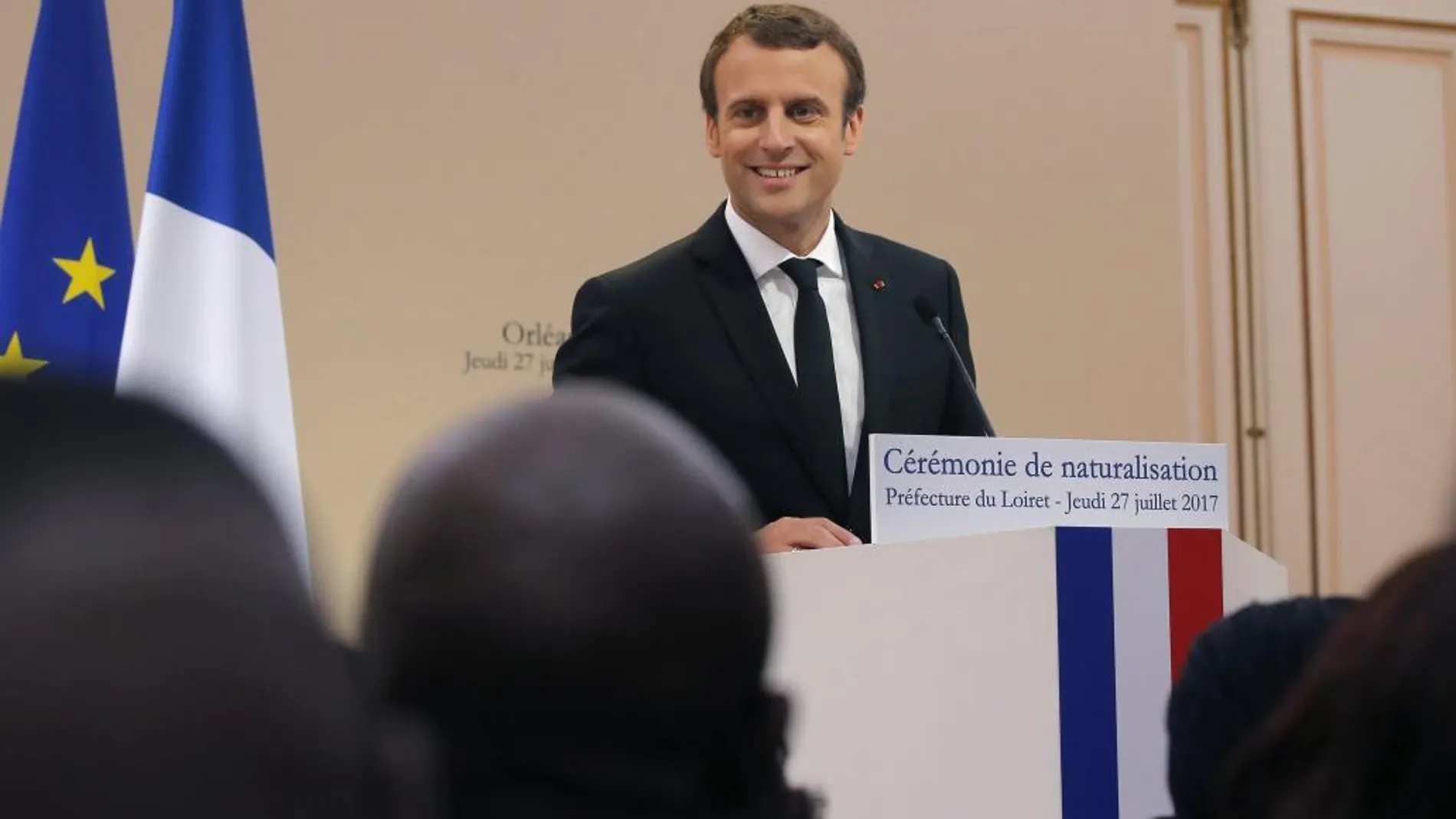 El presidente francés, Emmanuel Macron, pronuncia su discurso durante una ceremonia de obtención de la ciudadanía francesa en Orleans
