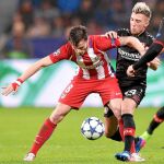 Saúl disputa una pelota con el jugador del Leverkusen Kampl