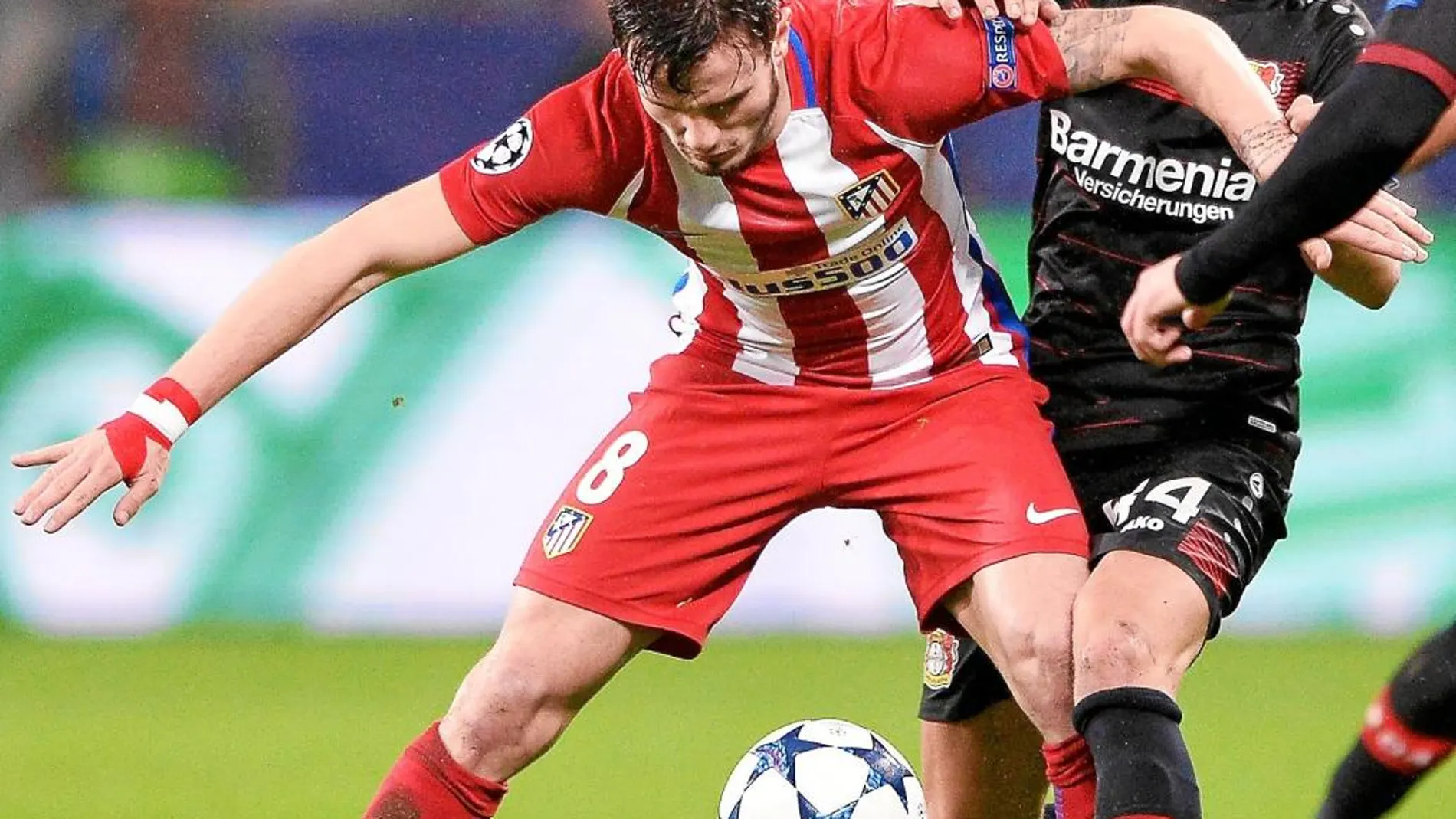Saúl disputa una pelota con el jugador del Leverkusen Kampl
