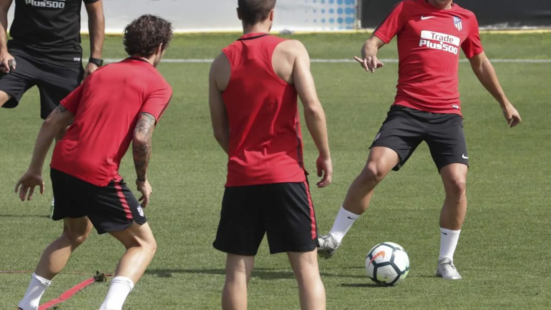 Griezmann, durante el entrenamiento previo al partido de Liga que disputarán mañana sábado en el campo del Valencia