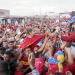 El Palacio de Miraflores difundió ayer esta imagen de Maduro aclamado por una multitud en Maracaibo, en el estado de Zulia