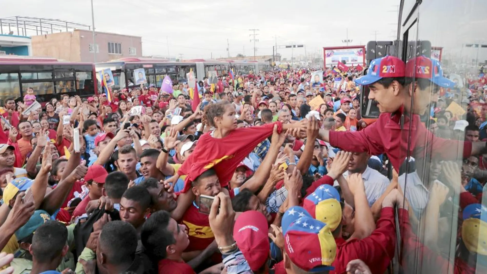 El Palacio de Miraflores difundió ayer esta imagen de Maduro aclamado por una multitud en Maracaibo, en el estado de Zulia