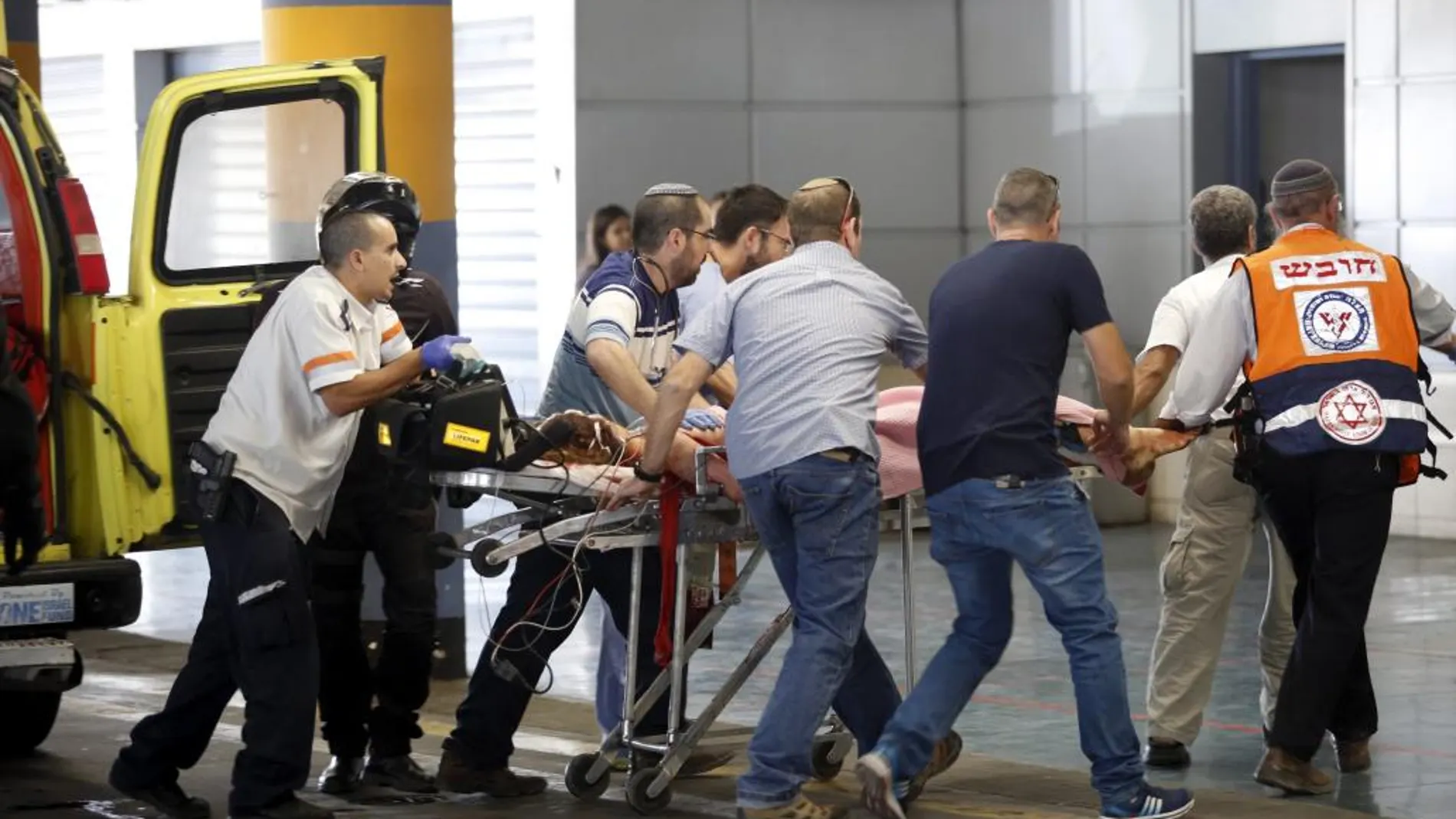 Miembros de los servicios de emergencias trasladan al varón herido al centro médico Shaare Zedek de Jerusalén