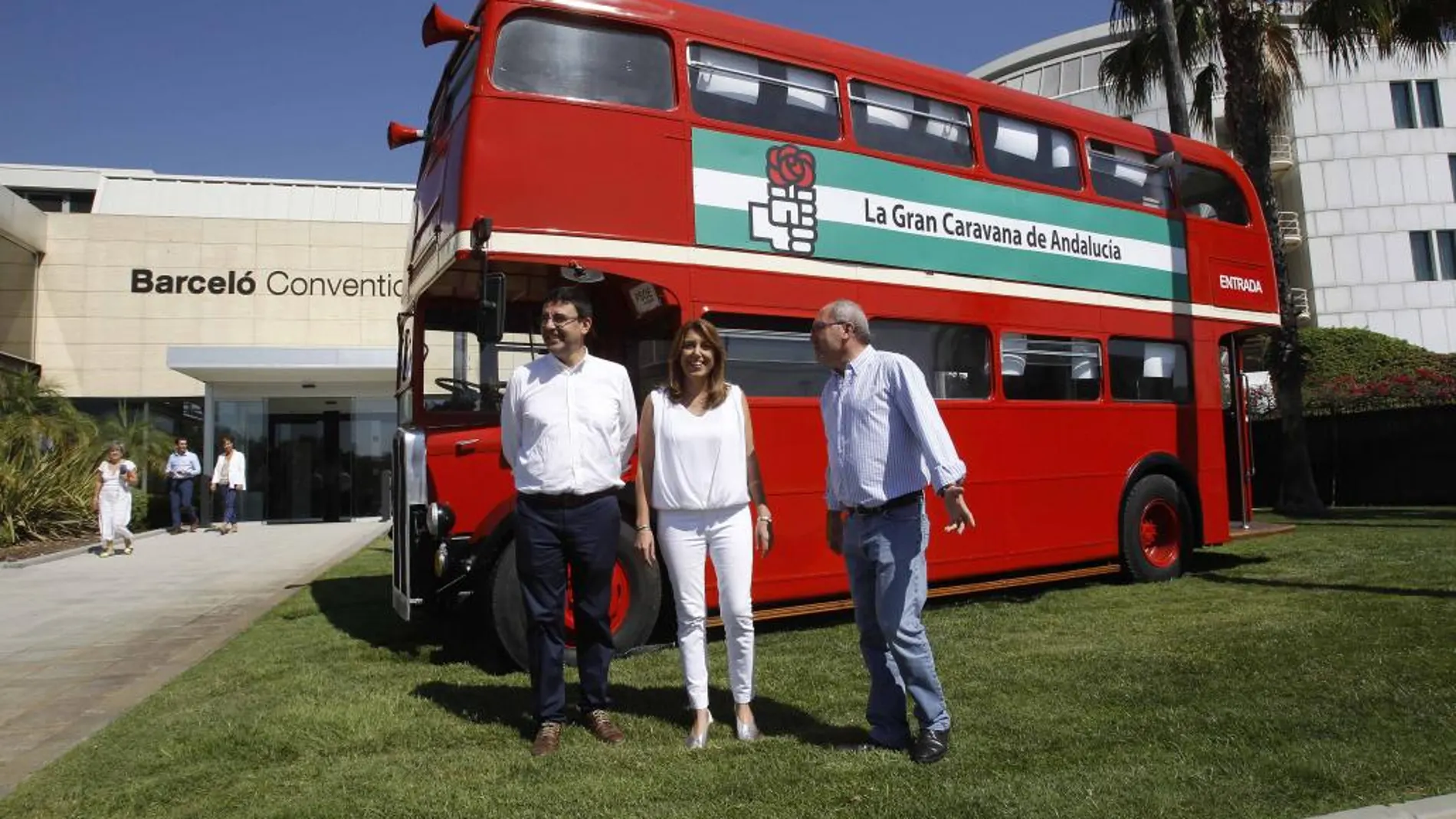 Susana Díaz, con Mario Jiménez y Juan Cornejo, junto al autobús que utilizó Felipe González en la primera campaña electoral